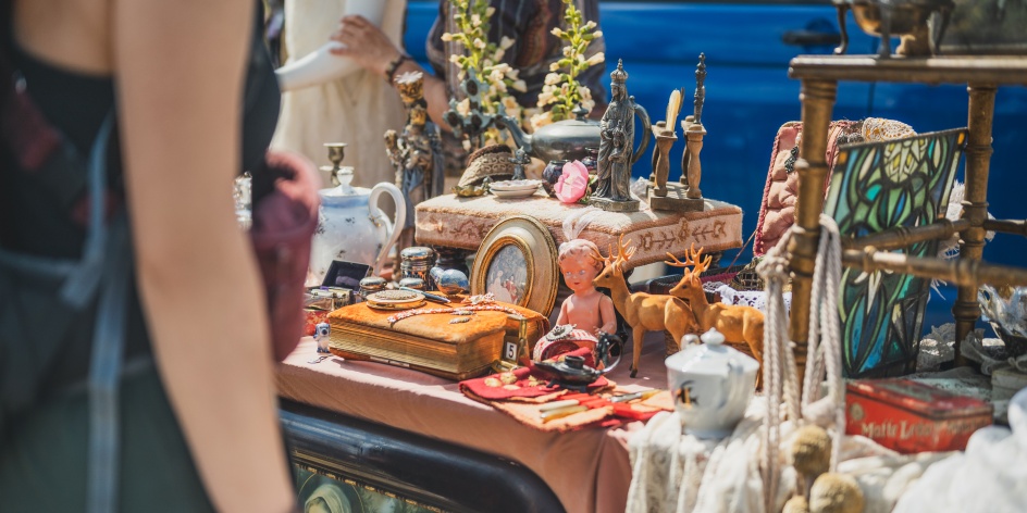 Ein Flohmarkt Stand mit verschiedenem Trödel.
