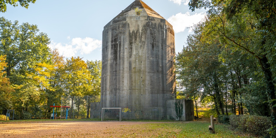Bunker in Gröpelingen - Oslebshausen mit Fußballplatz.