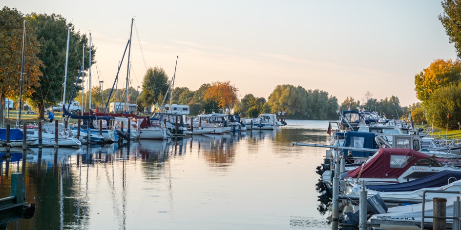 In einem Hafen liegen Boote an.