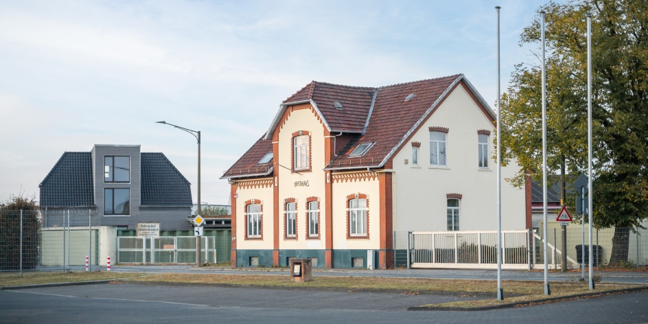 Das Hafenhaus im Industriegelände vom Hemelinger Hafen.