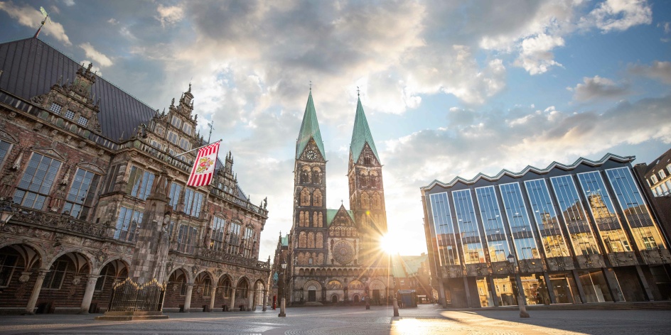 You can see Bremen Cathedral. To the left is the town hall and to the right the Bremen parliament.