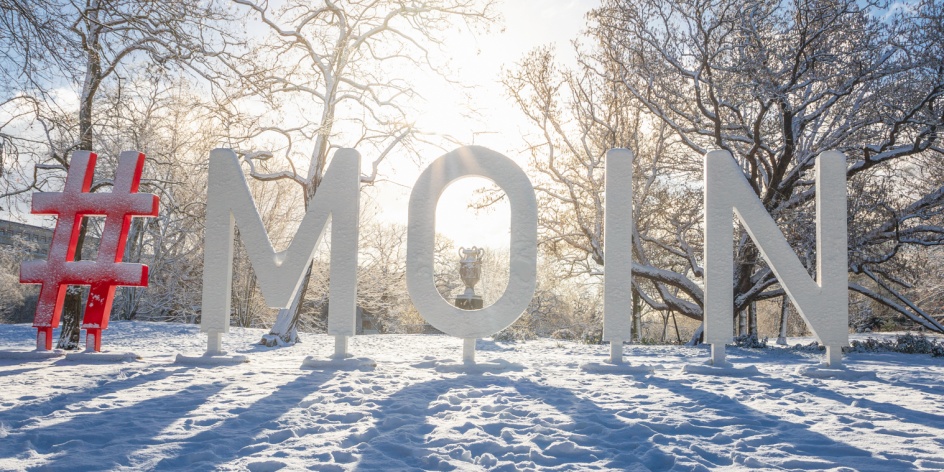 Schriftzug "Moin" in den Wallanlagen mit Schnee bedeckt