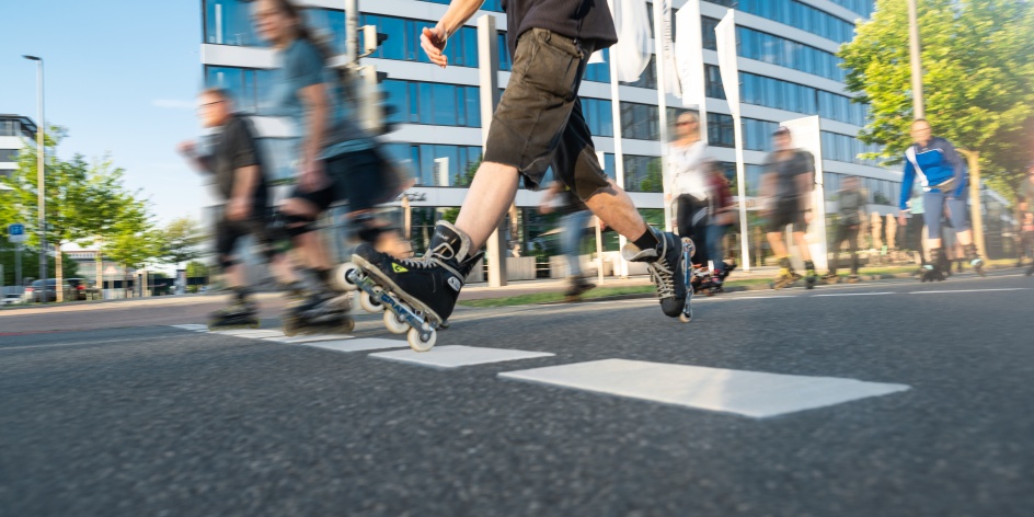 Das Foto zeigt Menschen, die bei der Bremer Skate Night teilnehmen.