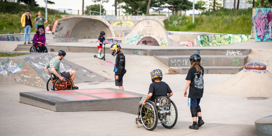 Personen im Rollstuhl auf der Skateanlage. 