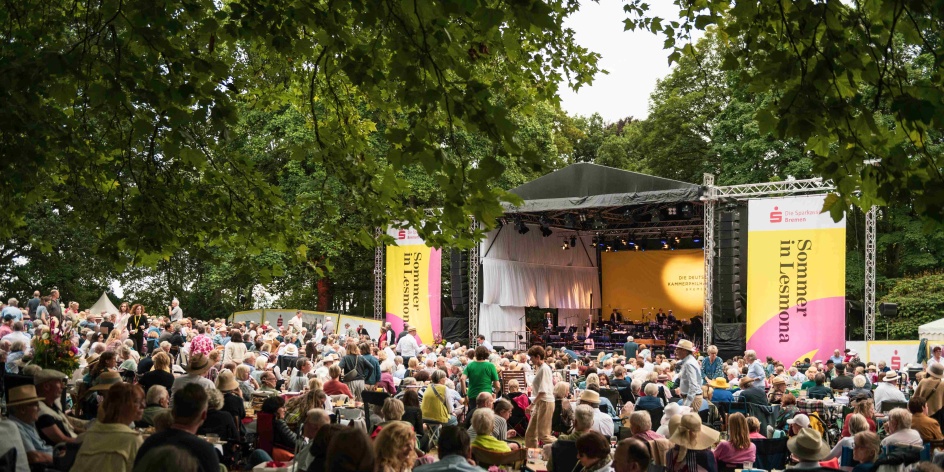 Menschen auf dem Klassik-Open-Air-Festival Sommer in Lesmona.
