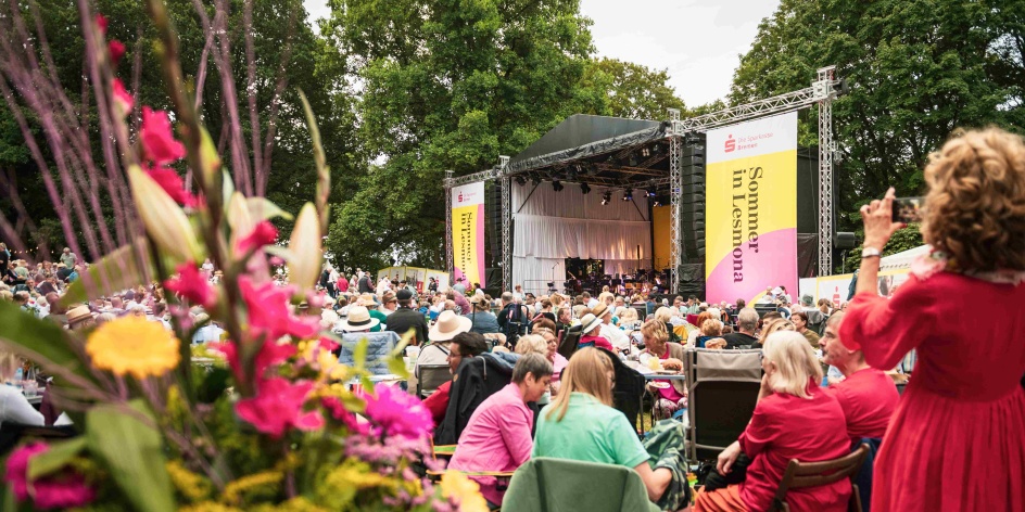 People at the open-air classical music festival Sommer in Lesmona.