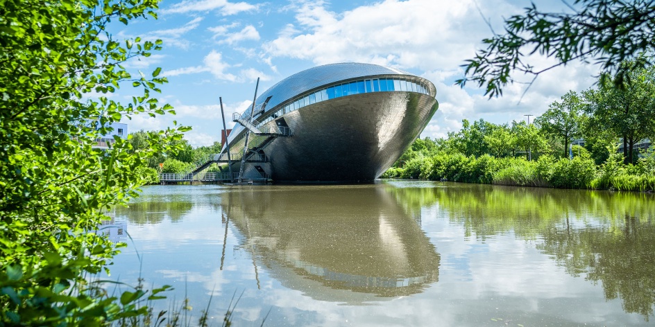 Das Universum Bremen ist von einem kleinen See umgeben. 