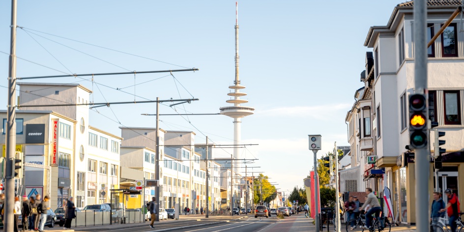 Ein Straßenzug in Walle. Im Hintergrund ist der Fernsehturm zu sehen.