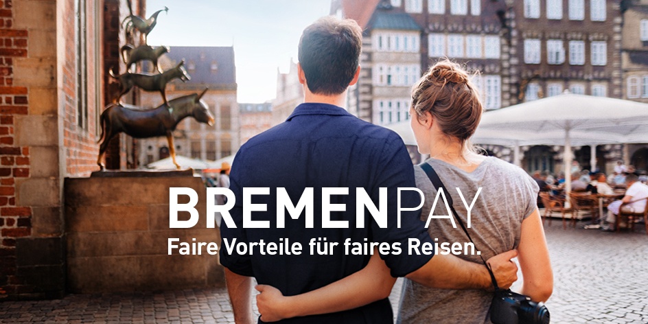 Ein Bild zeigt ein Pärchen, das Arm in Arm auf die Statue der Bremer Stadtmusikanten zugeht. Auf dem Bild die Aufschrift "BremenPay - Faire Vorteile für faires Reisen.