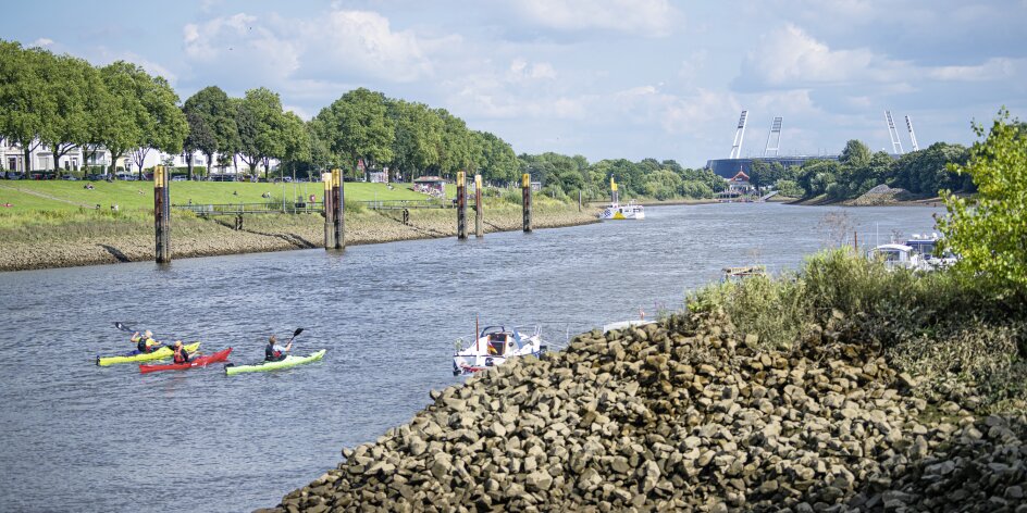 Canoeists on the Weser in fine weather 