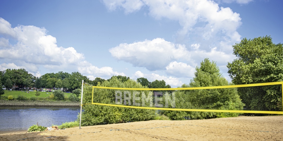 Ein Volleyballnetz an einem Strand an der Weser 