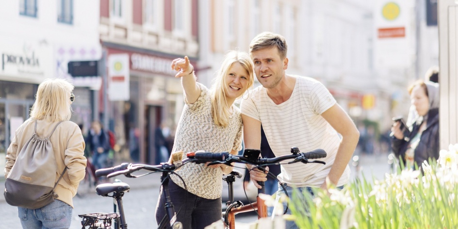 Ein Paar ist im Bremer Viertel mit dem Fahrrad unterwegs. 