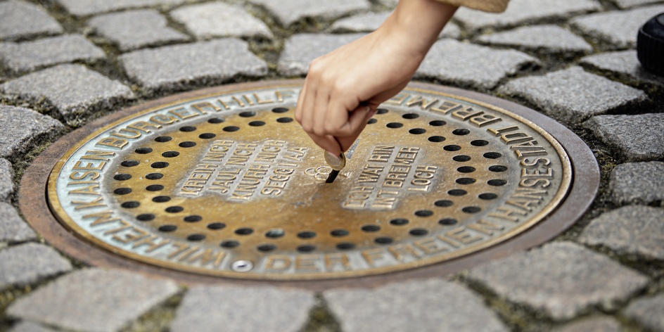 Zu sehen ist das sogenannte "Bremer Loch". Ein Gullideckel, in den man Münzen einwerfen kann. Dort ertönen dann die tierischen Geräusche der Bremer Stadtmusikanten. 