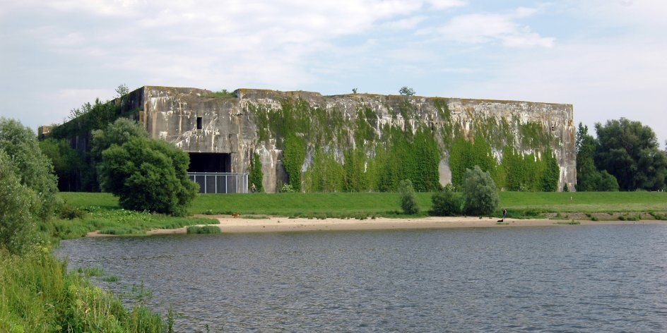 Blick auf den Bunker Valentin, im Vordergrund ist die Weser zu sehen.