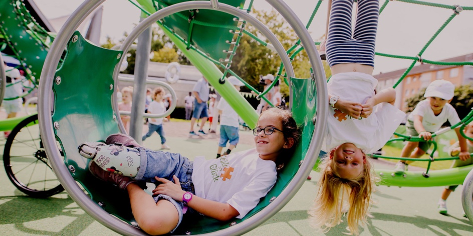 Kinder auf einem Spielplatz.