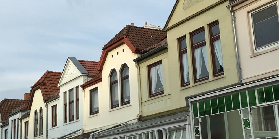Zahlreiche Dachfirste nebeneinander in einer Bremer Straße