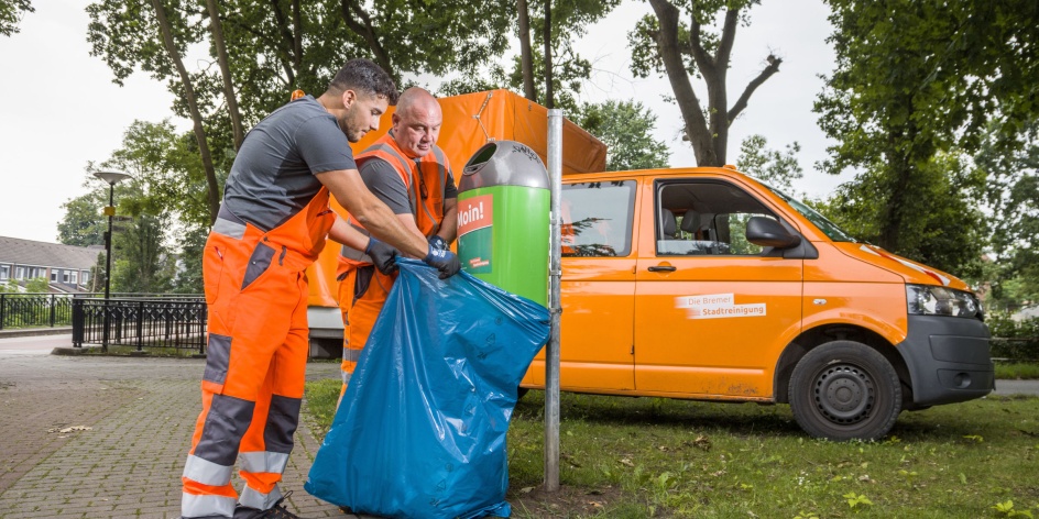 Zwei Männer sorgen für Sauberkeit