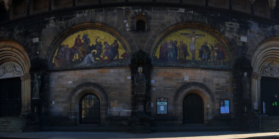 Szenen aus dem Alten und dem Neuen Testament über dem Portal zum Dom