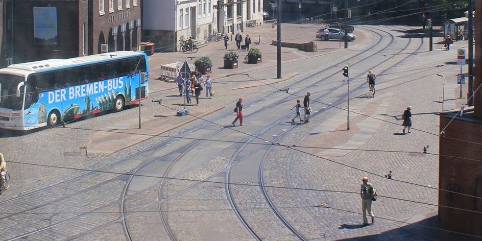 Die Domsheide ist einer der wichtigsten Verkehrsknotenpunkte in Bremen, an dem sich zahlreiche Straßenbahn- und Buslinien kreuzen.