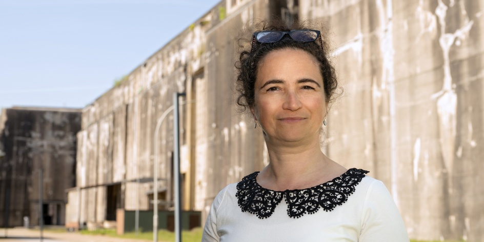 Frau steht vor Bunker
