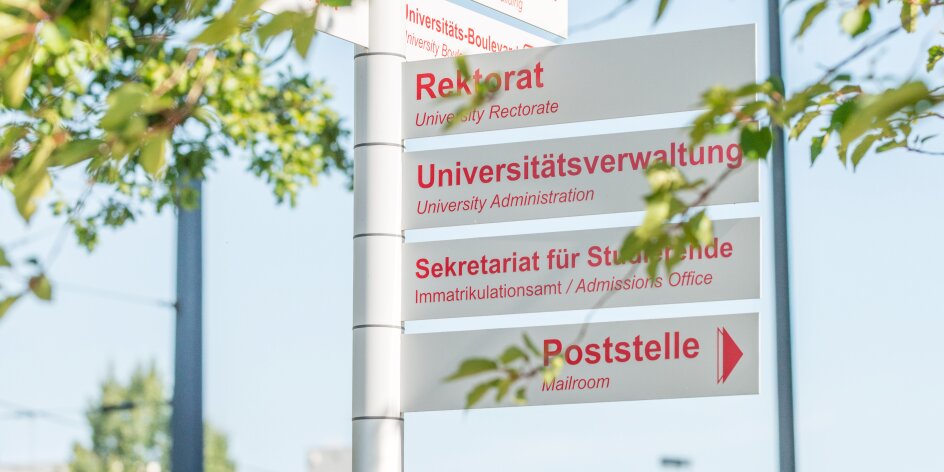Man sieht ein Wegweiser auf dem Campus der Universität Bremen.