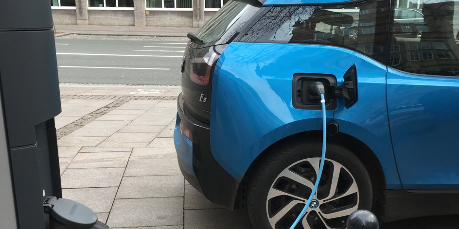 Ein blaues Elektroauto an einer Ladestation (Foto: WFB/HM)