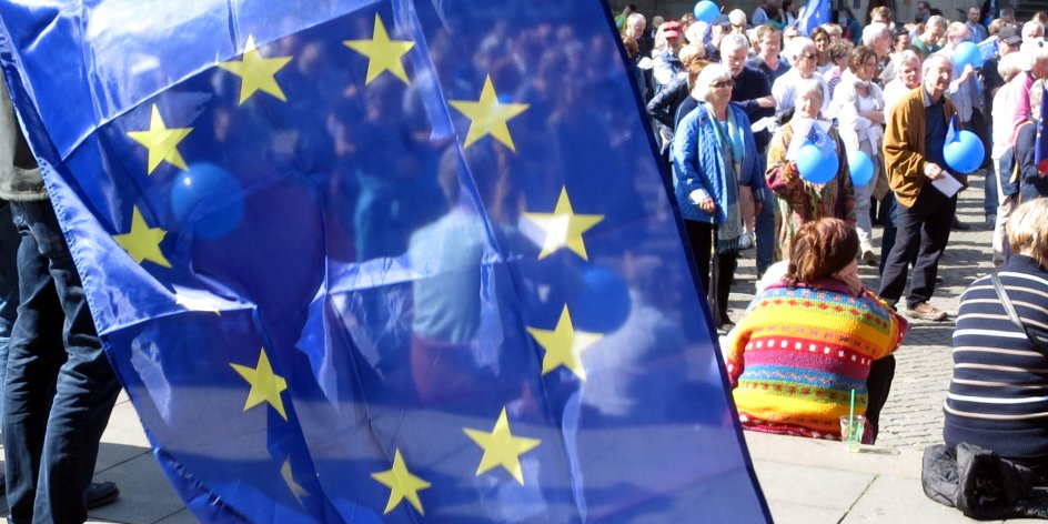 Eine Europa-Flagge wird geschwenkt