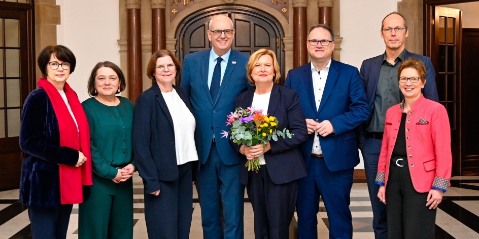 Menschen posieren für ein Gruppenbild