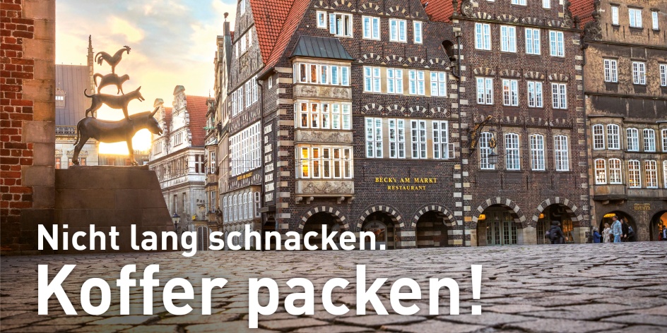 Bild mit Blick auf die Statue der Bremer Stadtmusikanten und die Stadthäuser am Markt bei tiefstehender Sonne und der Aufschrift "Nicht lang schnacken, Koffer packen".