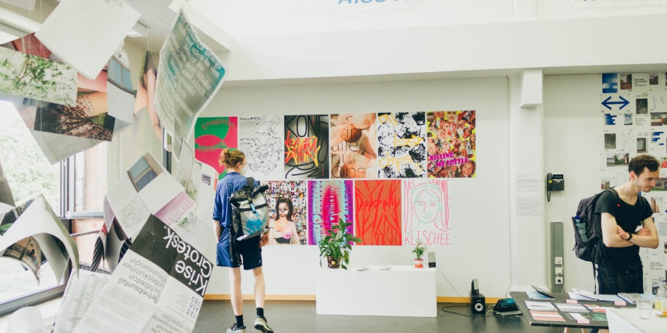 Besucher:innen schauen sich ausgestellte Bilder an der Hochschule für Künste an.