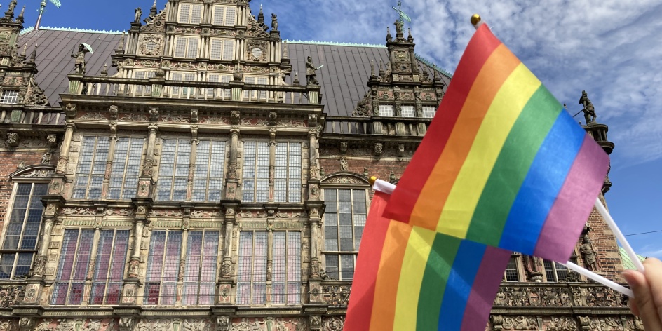 Zwei Regenbogenflaggen vor dem Bremer Rathaus. 