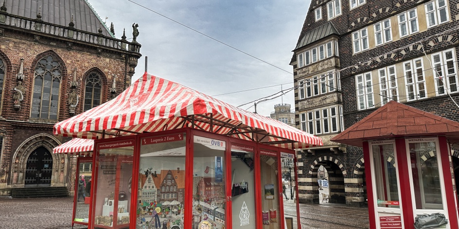 Auf dem Marktplatz stehen rote Losbuden von der Bürgerparktombola.