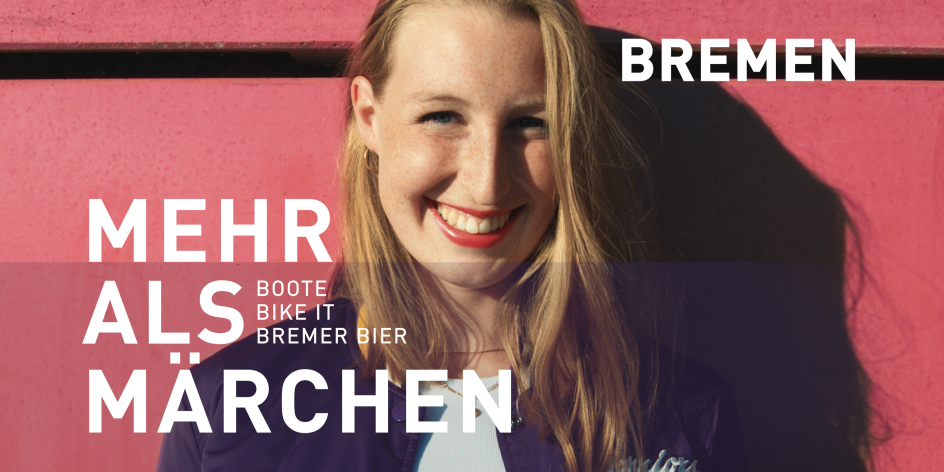 Eine lachende Frau vor einem pinken Hintergrund. Sie hat rot-blonde Haare, Sommersprossen und trägt roten Lippenstift. Schriftzug im Bild: "Bremen - Mehr als Märchen. Boote, Bike it, Bremer Bier". 
