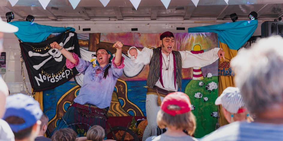 Zwei Piraten tanzen und singen auf einer Bühne.