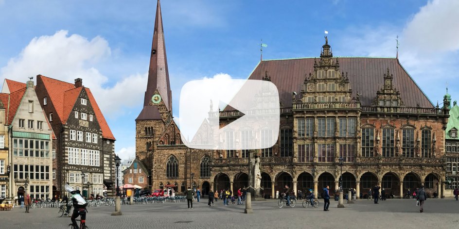 Eine Panoramaaufnahme des Bremer Marktplatzes. In der Mitte des Bildes befindet sich ein weißes, rechteckiges Logo.