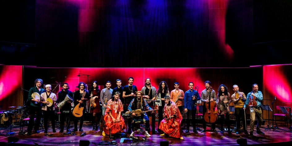 Unter dem Titel „Sonic Bridges“ gibt es eine Zusammenarbeit zwischen dem Amsterdamer Marmoucha Orchestra und dem marokkanischen Guembri-Star Mehdi Nasouli zu bewundern.