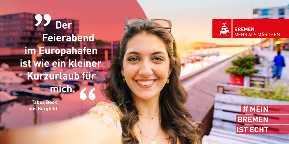 Eine Frau fotografiert sich selbst und lächelt in die Kamera. Im Hintergrund befindet sich die Promenade des Europahafens sowie die Marina. Über die linke Hälfte des Bildes liegt eine rote, kreisrunde, halbtransparente Farbfläche, auf der in weißer Schrift steht: "Der Feierabend im Europahafen ist wie ein kleiner Kurzurlaub für mich". Am rechten Bildrand steht in weißer Schrift auf rotem Hintergrund: „#MEIN BREMEN IST ECHT“.