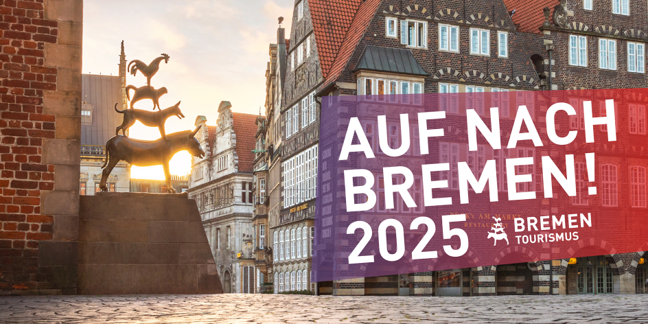 Die Statue der Bremer Stadtmusikanten umgeben von historischen Gebäuden. Auf der rechten Seite ist ein Slogan: Auf nach Bremen 2025".