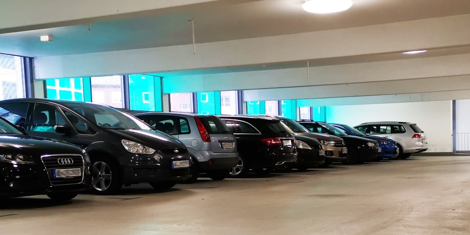 Eine Aufnahme in dem Parkhaus Stehpani, auf einer Etage mit parkenden Autos.