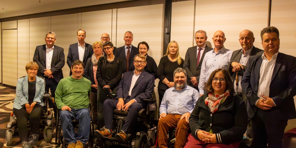 Die Beteiligten der 68. Konferenz der Beauftragten von Bund und Ländern für Menschen mit Behinderungen in Bremen. 