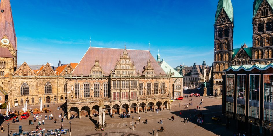 Das Rathaus flankiert vom Dom, davor Marktplatz und Roland