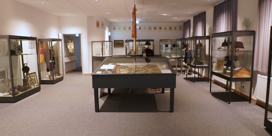 Eindrücke aus den Ausstellungsräumen. Mehrere Kästen und Schränke stehen in einem Raum.