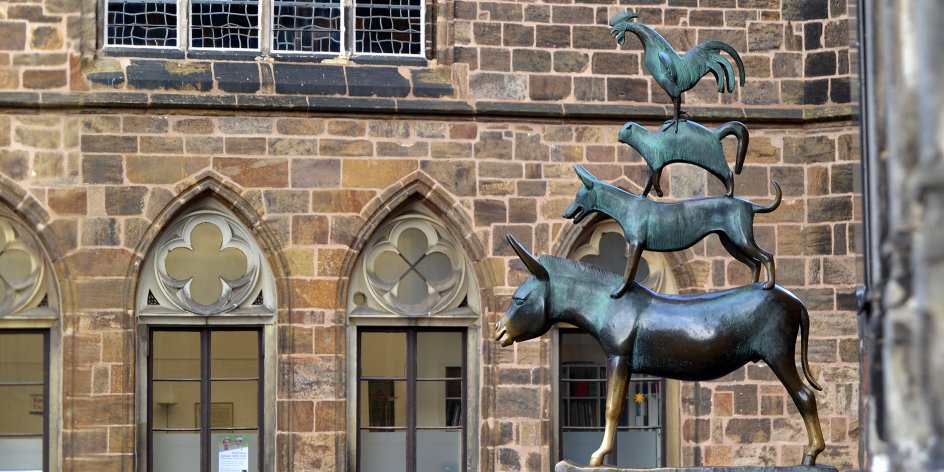 Die Stadtmusikanten-Figur von Gerhard Marcks an der Seite des Bremer Rathauses