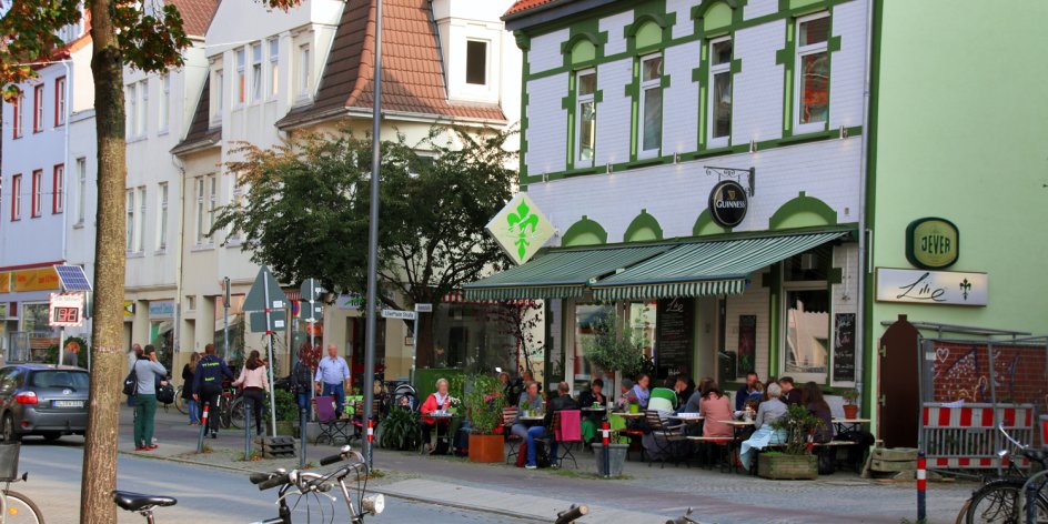 Blick auf ein belebtes Café in Findorff
