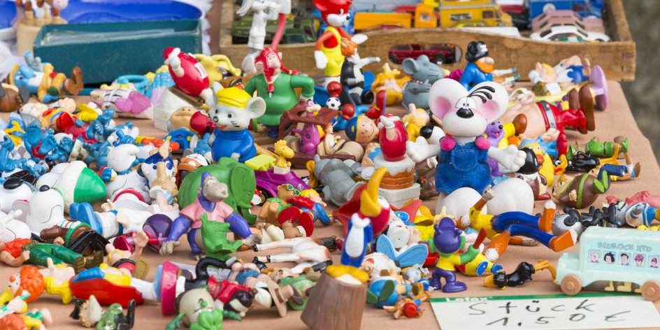 Bunte Spielfiguren auf einem Flohmarktstand; Quelle: Wirtschaftsförderung Bremen GmbH / Thomas Hellmann