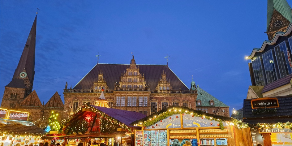 Weihnachtsmarkt auf dem Bremer Marktplatz in abendlicher Stimmung.