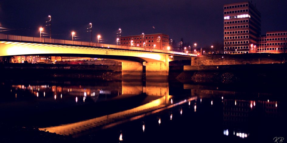 Brücke über die Weser bei Nacht