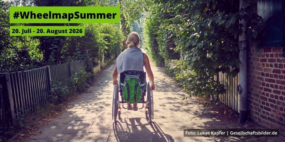 Eine Frau im Rollstuhl. Schriftzug: #WheelmapSummer 20. Juli - 20. August 2026
