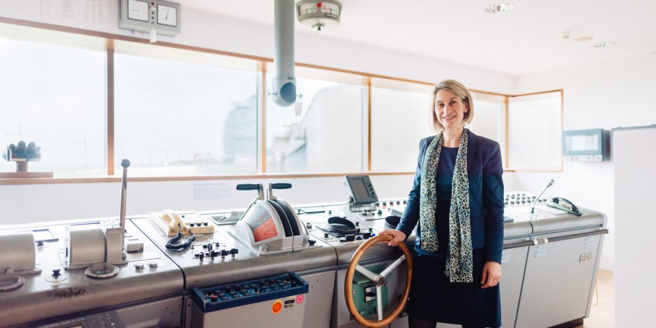 Bild von Frau Prof. Dr. Sunhild Kleingärtner auf der Schiffsbrücke im DSM