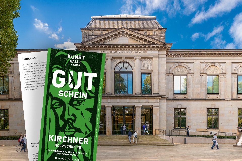 Ein Gutschein von der Kunsthalle Bremen wird vor dem Gebäude der Kunsthalle in die Luft gehalten.